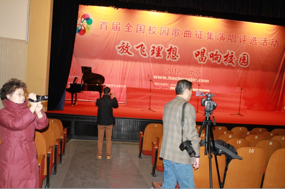 为选手全程记录的老师们.jpg