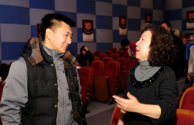 评委与合唱团指挥老师赛后交流.jpg